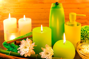 Obraz na płótnie Canvas Green spa bath products concept with candles