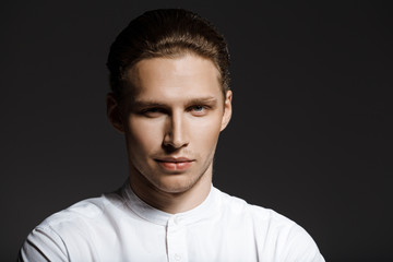 Obraz premium Portret atrakcyjny kaukaski mężczyzna na szarym tle.