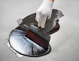 Work with a spatula on the bitumen on the surface