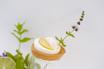 mini pie with lemon and mint