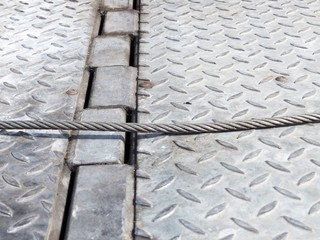 Stahlseil auf dem Riffelblech der Ladefläche eines Abschleppwagen einer Werkstatt in Wettenberg...