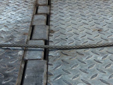 Solides Stahlseil auf grauem Riffelblech auf der Pritsche eines Abschleppwagen in Wettenberg Krofdorf-Gleiberg bei Gie&szlig;en in Hessen