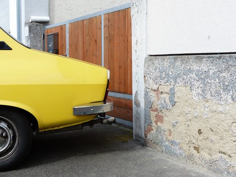Gelbe franz&ouml;sische Limousine der Siebzigerjahre und Achtzigerjahre vor eine Hofeinfahrt beim Oldtimertreffen Golden Oldies in Wettenberg Krofdorf-Gleiberg bei Gie&szlig;en in Hessen
