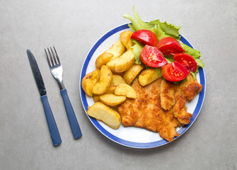 Kotlet schabowy z pieczonymi ziemniakami