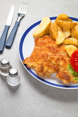 Kotlet schabowy z pieczonymi ziemniakami