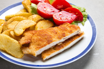 Kotlet schabowy z pieczonymi ziemniakami