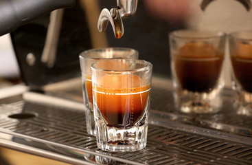 Automatic coffee machine preparing espresso