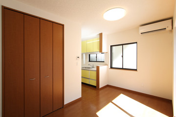 住宅　LDKとI型キッチン　自然光　シンプル家具なし イメージ　施工例　コンパクト設計住宅