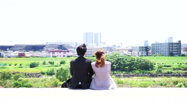頭を肩にかける女性（寄り添う・甘える・恋愛・デート・スロー）