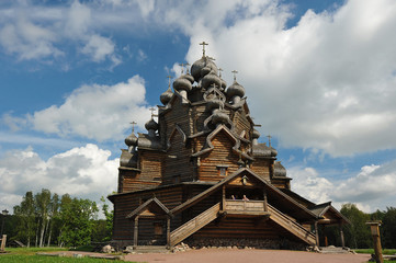 Fototapeta na wymiar wooden Orthodox Church - Church of the intercession in the estat