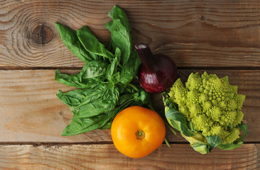 broccoli romanesco, tomato, onion, Basil