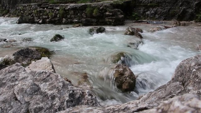 Wilder Fluss in Gebirge umflie&szlig;t Steine