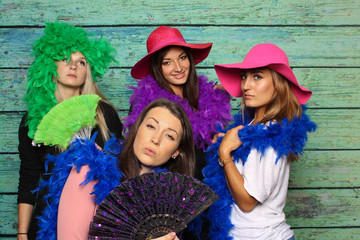 Elegante Damen vor einer Fotobox - Frauengruppe mit Photobooth 