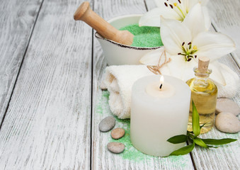 Obraz na płótnie Canvas Spa products with white lilies