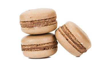 Macarons de chocolate sobre fondo blanco aislado. Vista de cerca y de frente