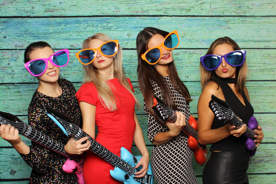 Mädchenband mit Plastikgitarren - Photo Booth Party 