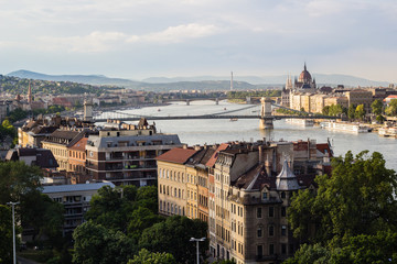 Obraz premium cityscape landscape of bridges over Donau river in Budapest, Hungary during sunset