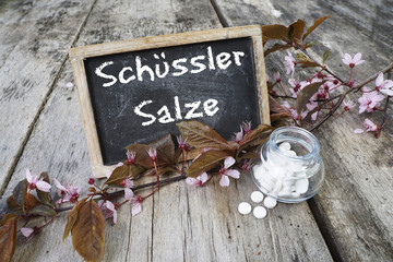 Schuessler Salze auf atem Tisch mit Kirschblüten