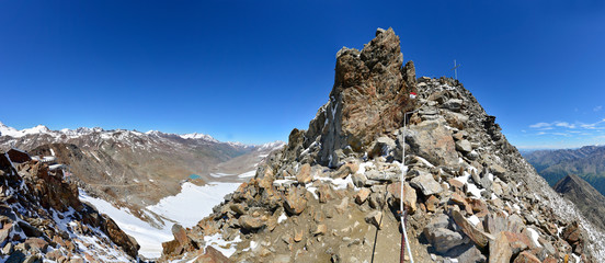 Verso la vetta a 3.250 metri s.l.m. nei pressi del ghiacciaio del Similaun dove &egrave; stata ritrovata la mummia di Otzi