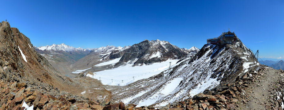 Vista delle cime della Val Senales con lo sfondo del ghiacciaio del Similaun