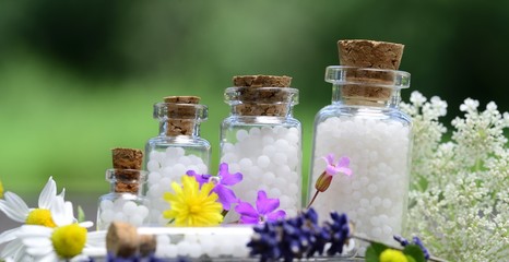 Globuli mit Kräutern in Fläschchen