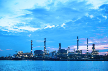 Obraz premium Oil refinery industry in twilight time, Thailand