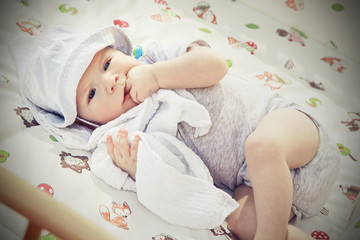 zahnendes liegendes baby