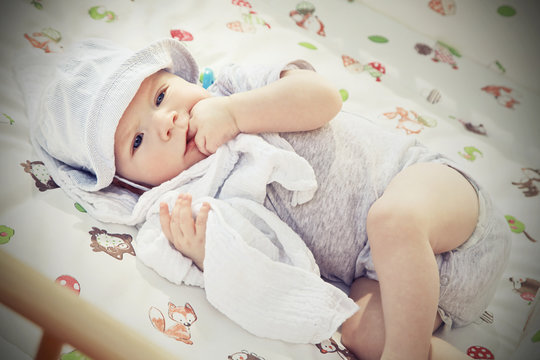 zahnendes liegendes baby