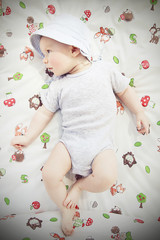 liegendes Baby mit M&uuml;tze