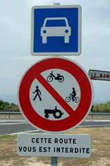 Panneau route interdite à certains usagers et route à accès réglementé