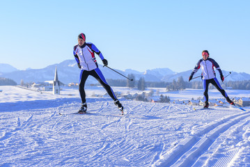 gemeinsam sportlich Langlaufen auf der Skating-Loipe