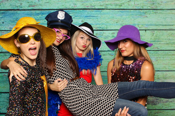 4 feine Damen vor einer Fotobox - Spaß mit Photobooth