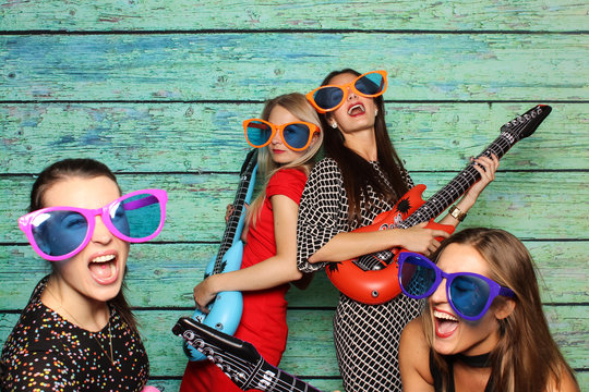 Mädchengruppe mit Plastikgitarren vor Fotobox - Party mit Photobooth 