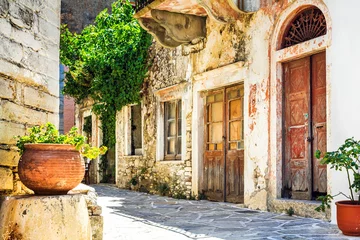 Papier Peint photo Lavable Ruelle étroite charmantes rues étroites des villages grecs traditionnels - île de Naxos