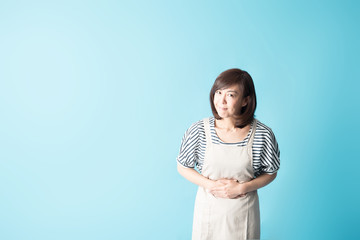 エプロン姿のミドル女性・ブルーバック