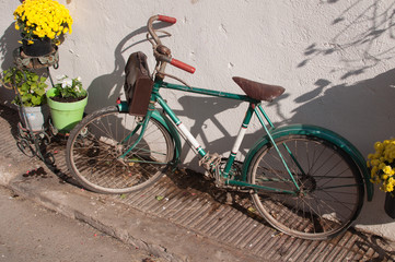 Fototapeta na wymiar Vintage and hippie bicycle with flowers