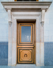 Fototapeta na wymiar Старая деревянная дверь, украшенная резьбой