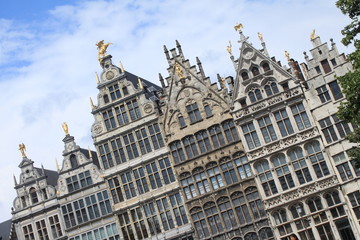 Fototapeta na wymiar Antwerpener Schokoladenseite / Zeile historischer Zunfthäuser auf dem Grote Markt in Antwerpen