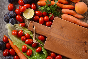 frutta, verdura e ortaggi con il tagliere