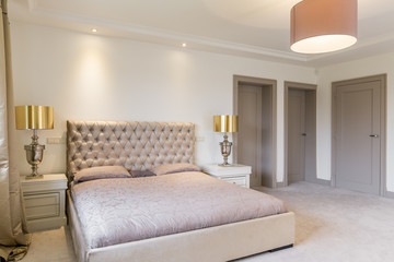 Fototapeta na wymiar Amazing classic bedroom for those who love luxury