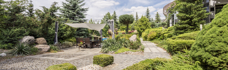 Protected from the rain © Photographee.eu