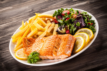 Fried salmon, chips and vegetables 