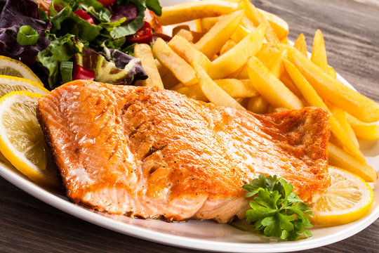 Fried salmon, chips and vegetables 