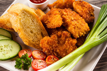 Fried chicken nuggets and vegetables 