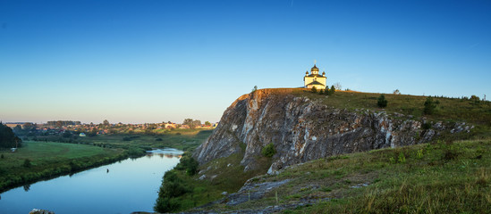 утренний пейзаж с Церковью Казанской Иконы Божией Матери, Россия, Урал, деревня Арамашево © 7ynp100