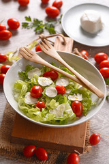 insalata di lattuga, pomodoro datterino e mozzarella affettata