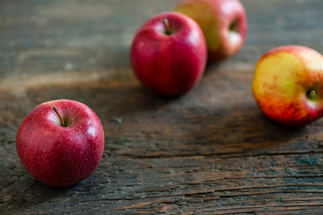 Braeburn Apfel auf Holz