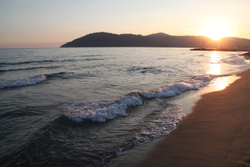 Sonnenuntergang an der Küste Italiens