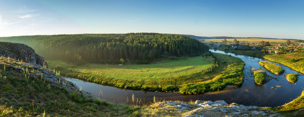 панорама реки с деревней на берегу утром, Россия, Урал 