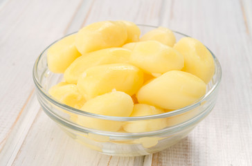 bowl of boiled potatoes on wooden ruched